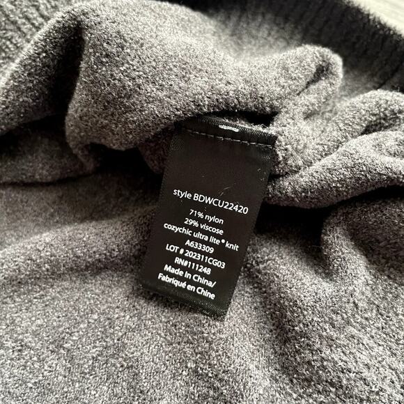 NWT Barefoot Dreams Cozychic Ultra Lite Pintuck V Neck Pullover in Carbon Medium - Picture 6 of 7